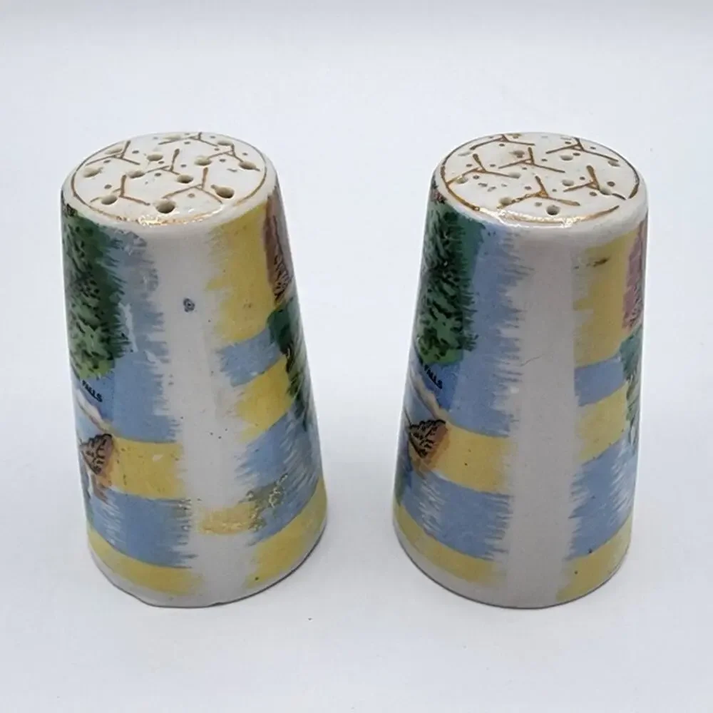 Vintage Set of 2 Thrifco Ceramic Souvenir State of Oregon Salt & Pepper Shakers